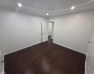 1022 W 57th - Photo Thumbnail 12