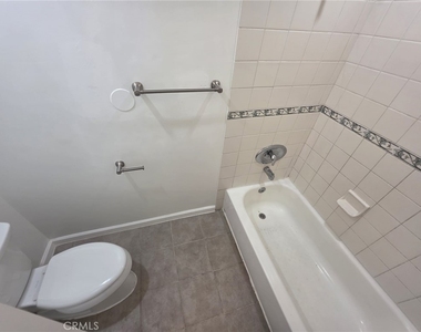 1022 W 57th - Photo Thumbnail 18
