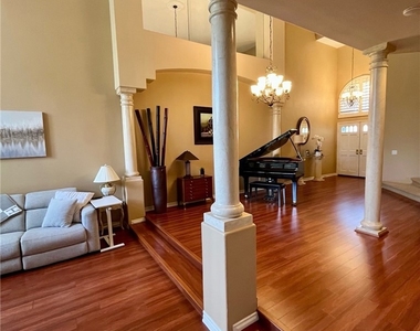 26465 La Traviata - Photo Thumbnail 7
