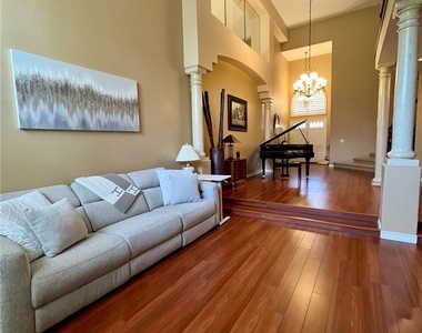 26465 La Traviata - Photo Thumbnail 10