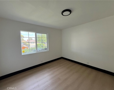 1915 Ervilla Place - Photo Thumbnail 4