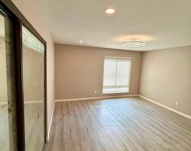 330 N Civic - Photo Thumbnail 8