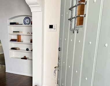 1330 N Harper Avenue - Photo Thumbnail 6
