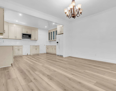 261 W 43rd Place - Photo Thumbnail 4