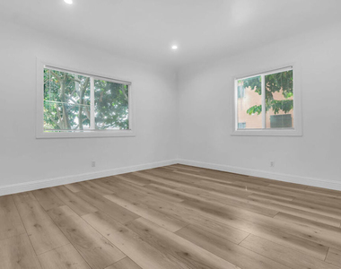 261 W 43rd Place - Photo Thumbnail 1