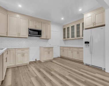 261 W 43rd Place - Photo Thumbnail 7