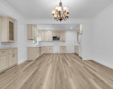 261 W 43rd Place - Photo Thumbnail 6