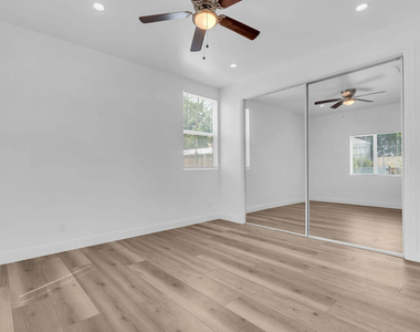 261 W 43rd Place - Photo Thumbnail 13