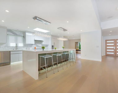 344 S Roxbury Drive - Photo Thumbnail 6