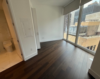 222 East 44th Street - Photo Thumbnail 2