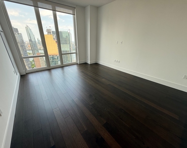 222 East 44th Street - Photo Thumbnail 4