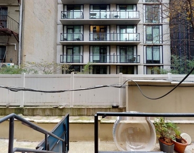 West 52nd Street - Photo Thumbnail 10