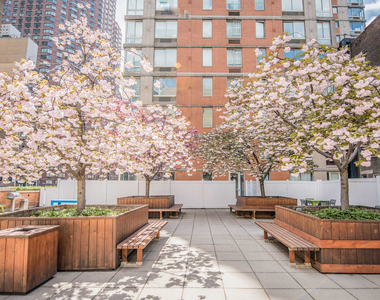 305 West 50th Street - Photo Thumbnail 6
