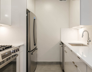 305 West 50th Street - Photo Thumbnail 21