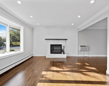 228 Oakwood Road - Photo Thumbnail 2