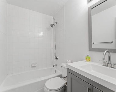 136 Meridian Boulevard - Photo Thumbnail 9