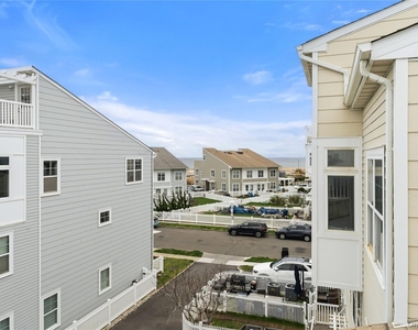 136 Meridian Boulevard - Photo Thumbnail 2