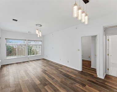 136 Meridian Boulevard - Photo Thumbnail 5
