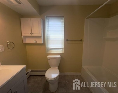 49 Middlesex Road - Photo Thumbnail 5