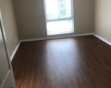 621 Center Street - Photo Thumbnail 6