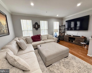 162 Barrett Place - Photo Thumbnail 3