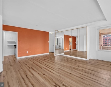 1121 Arlington Boulevard - Photo Thumbnail 2