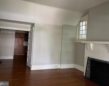 210 Grayling Avenue - Photo Thumbnail 2
