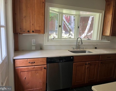 210 Grayling Avenue - Photo Thumbnail 15