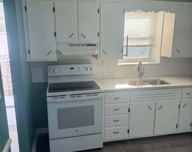 418 Maple Street - Photo Thumbnail 5