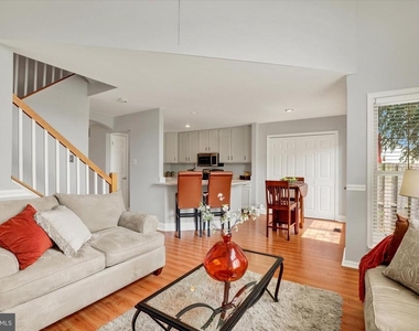 104 Suffield Court - Photo Thumbnail 16