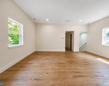 10 Myrtle Avenue - Photo Thumbnail 12