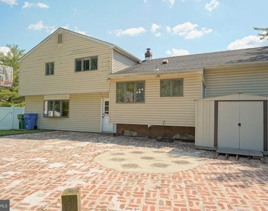 701 Crestbrook Avenue - Photo Thumbnail 3