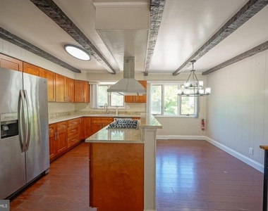 701 Crestbrook Avenue - Photo Thumbnail 10