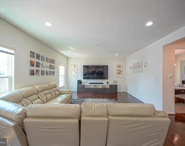 27 Carrington Way - Photo Thumbnail 9