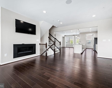 7610 Hubble Drive - Photo Thumbnail 6