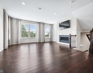 7610 Hubble Drive - Photo Thumbnail 4