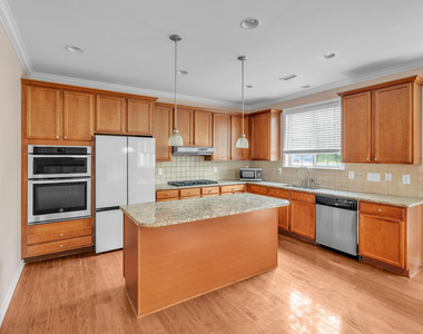 240 Seymour Place - Photo Thumbnail 3
