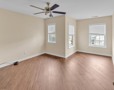 240 Seymour Place - Photo Thumbnail 16