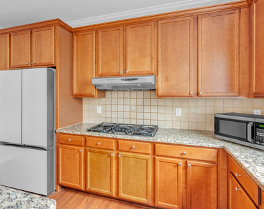 240 Seymour Place - Photo Thumbnail 5