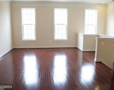 688 Pullman Place - Photo Thumbnail 3