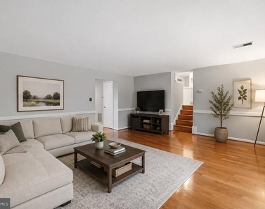 809 Woodley Drive - Photo Thumbnail 2