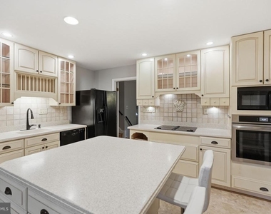 809 Woodley Drive - Photo Thumbnail 10