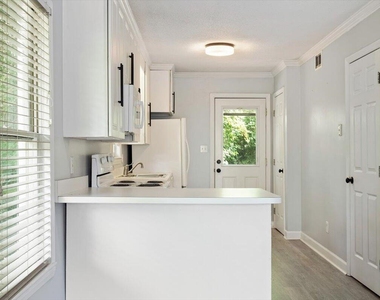 2306 Stafford Avenue - Photo Thumbnail 8