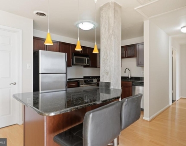 1011 Hunter Street - Photo Thumbnail 2
