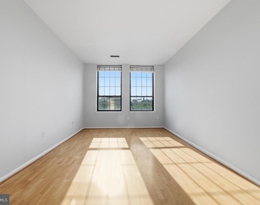 1011 Hunter Street - Photo Thumbnail 8