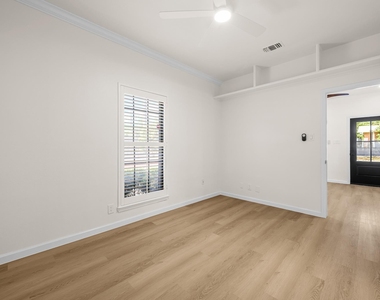 1307 Kinney Ave - Photo Thumbnail 17
