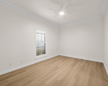 1307 Kinney Ave - Photo Thumbnail 13