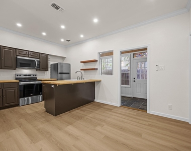 1307 Kinney Ave - Photo Thumbnail 21