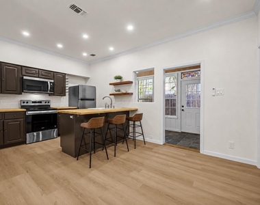 1307 Kinney Ave - Photo Thumbnail 3