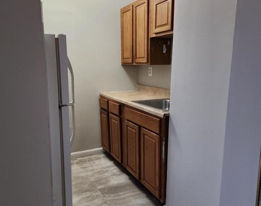 403 W 6th Street - Photo Thumbnail 12